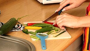 Dark-haired amateur with a ponytail bangs her pussy with a cucumber