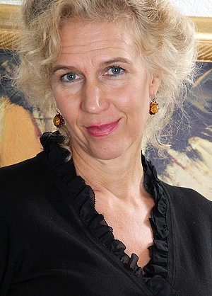 Curly-haired GILF showing off her wrinkly pussy up close and personal