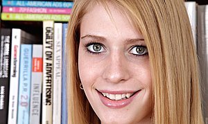 Pink shorts blue-eyed beauty showing off her amazing body on cam